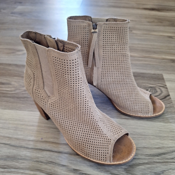 TOMS Suede Leather Booties Ankle Boots Size 7 Tan - Picture 1 of 7